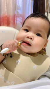 merawat gigi susu bayi